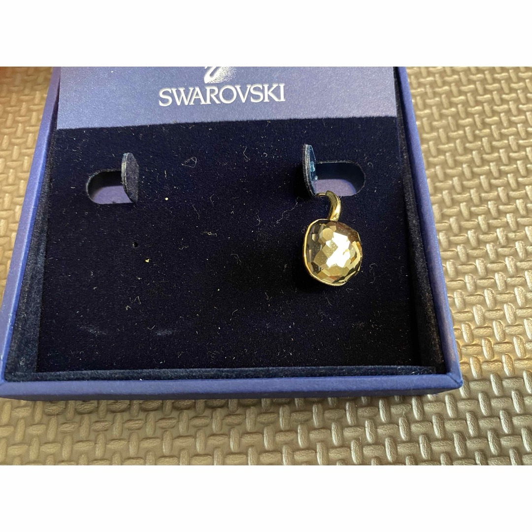 SWAROVSKI(スワロフスキー)の【週末限定値下げ】スワロフスキー  ピアス　イエロー片方 レディースのアクセサリー(ピアス)の商品写真