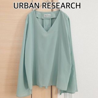 アーバンリサーチ(URBAN RESEARCH)の2点分アーバンリサーチ　長袖ブラウス　Vネック　グリーン(シャツ/ブラウス(長袖/七分))