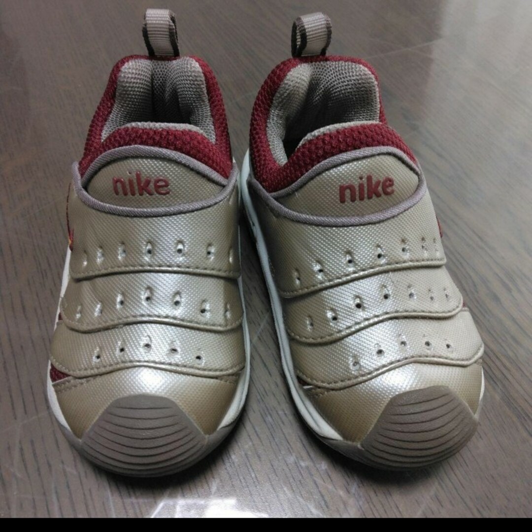 NIKE(ナイキ)のNIKE　ナイキ　スニーカー　12㎝　落ち着いたゴールド×えんじ色 キッズ/ベビー/マタニティのキッズ靴/シューズ(15cm~)(スニーカー)の商品写真