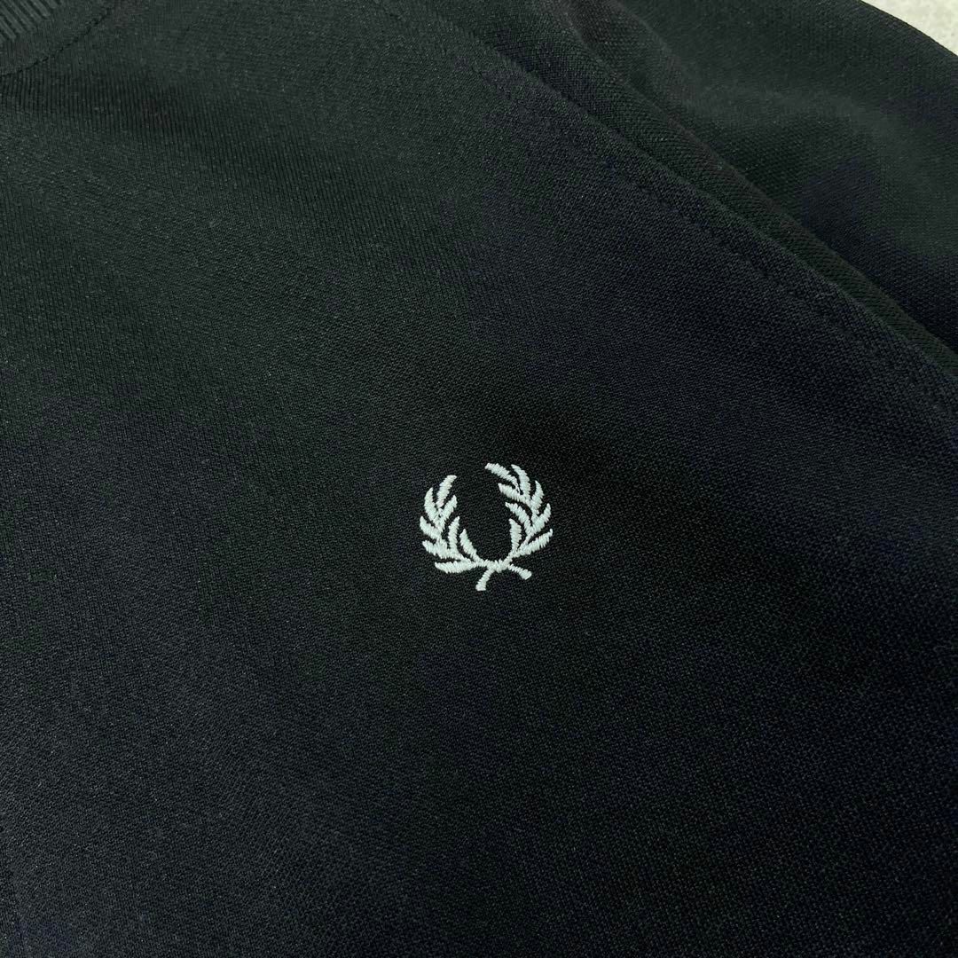 FRED PERRY(フレッドペリー)の【フレッドペリー】ポルトガル製 刺繍ロゴ トラックジャケット 黒 袖ライン メンズのトップス(ジャージ)の商品写真