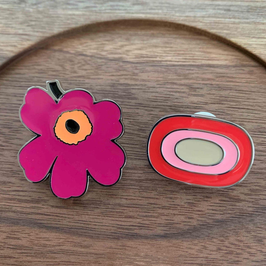 marimekko(マリメッコ)の【2個セット】マリメッコ marimekko ピンバッジ レディースのアクセサリー(ブローチ/コサージュ)の商品写真