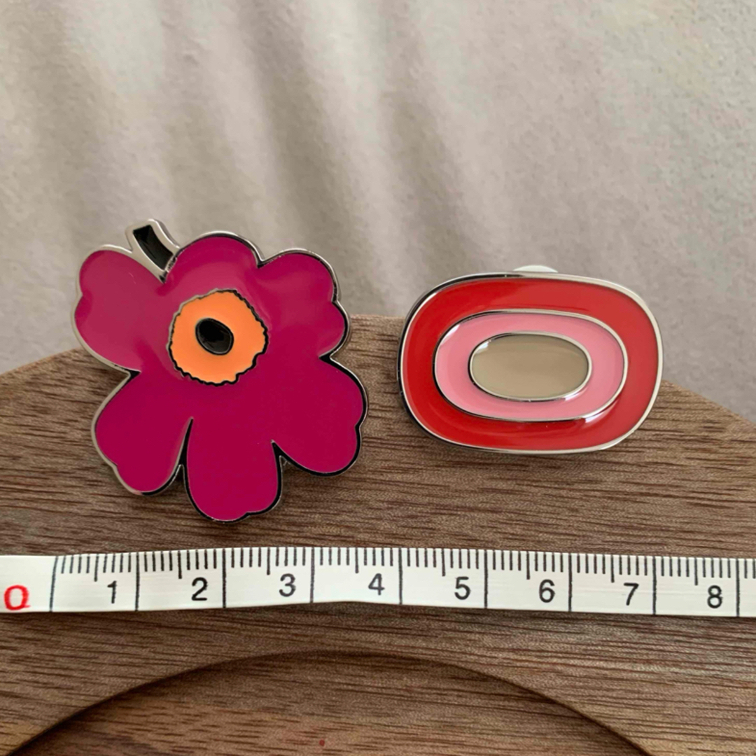 marimekko(マリメッコ)の【2個セット】マリメッコ marimekko ピンバッジ レディースのアクセサリー(ブローチ/コサージュ)の商品写真