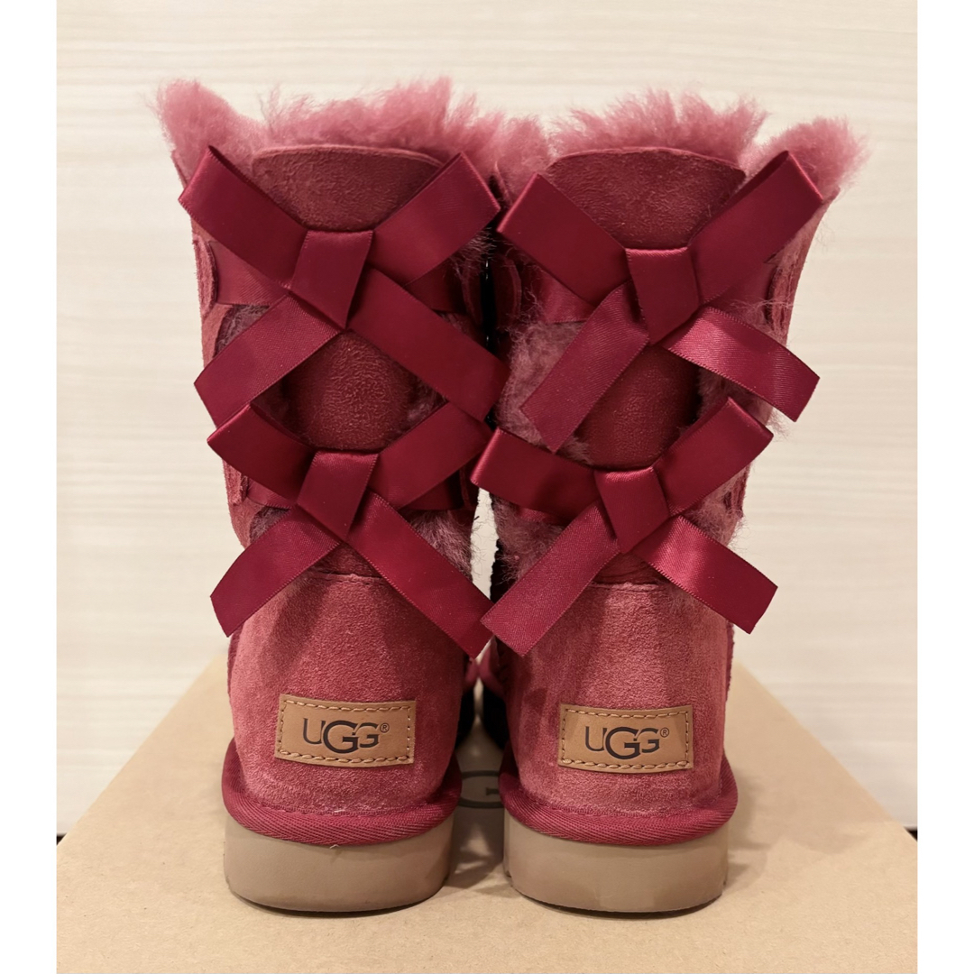 UGG(アグ)のUGG BAILEY BOW II GARNET US6(約23.0cm) レディースの靴/シューズ(ブーツ)の商品写真