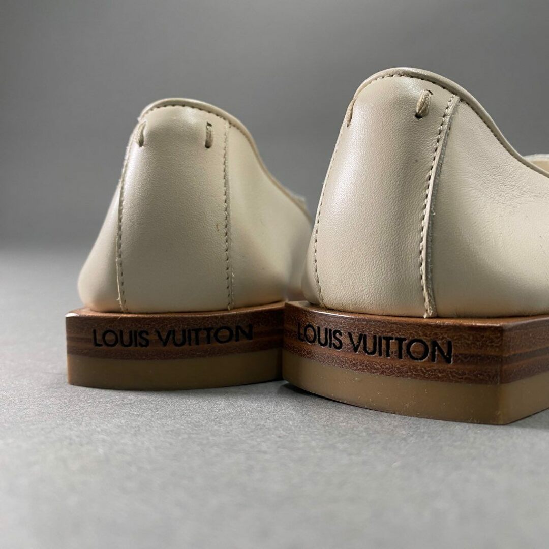 LOUIS VUITTON(ルイヴィトン)の1b6 LOUIS VUITTON ルイヴィトン イタリア製 ローファー スリッポン スクエアトゥ モカシン シューズ 34 1/2 ホワイト クリーム系 レザー MADE IN ITALY レディースの靴/シューズ(ローファー/革靴)の商品写真
