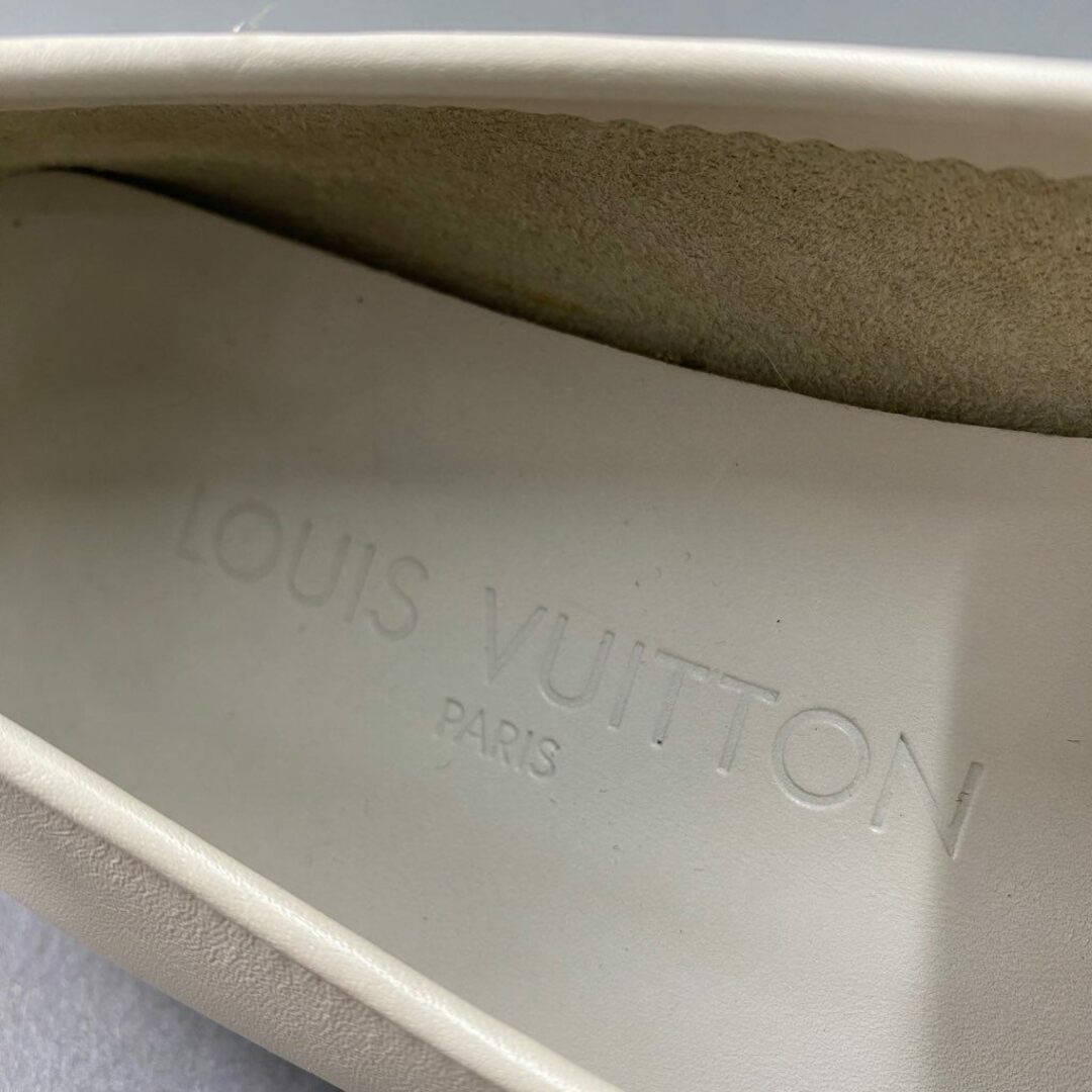 LOUIS VUITTON(ルイヴィトン)の1b6 LOUIS VUITTON ルイヴィトン イタリア製 ローファー スリッポン スクエアトゥ モカシン シューズ 34 1/2 ホワイト クリーム系 レザー MADE IN ITALY レディースの靴/シューズ(ローファー/革靴)の商品写真