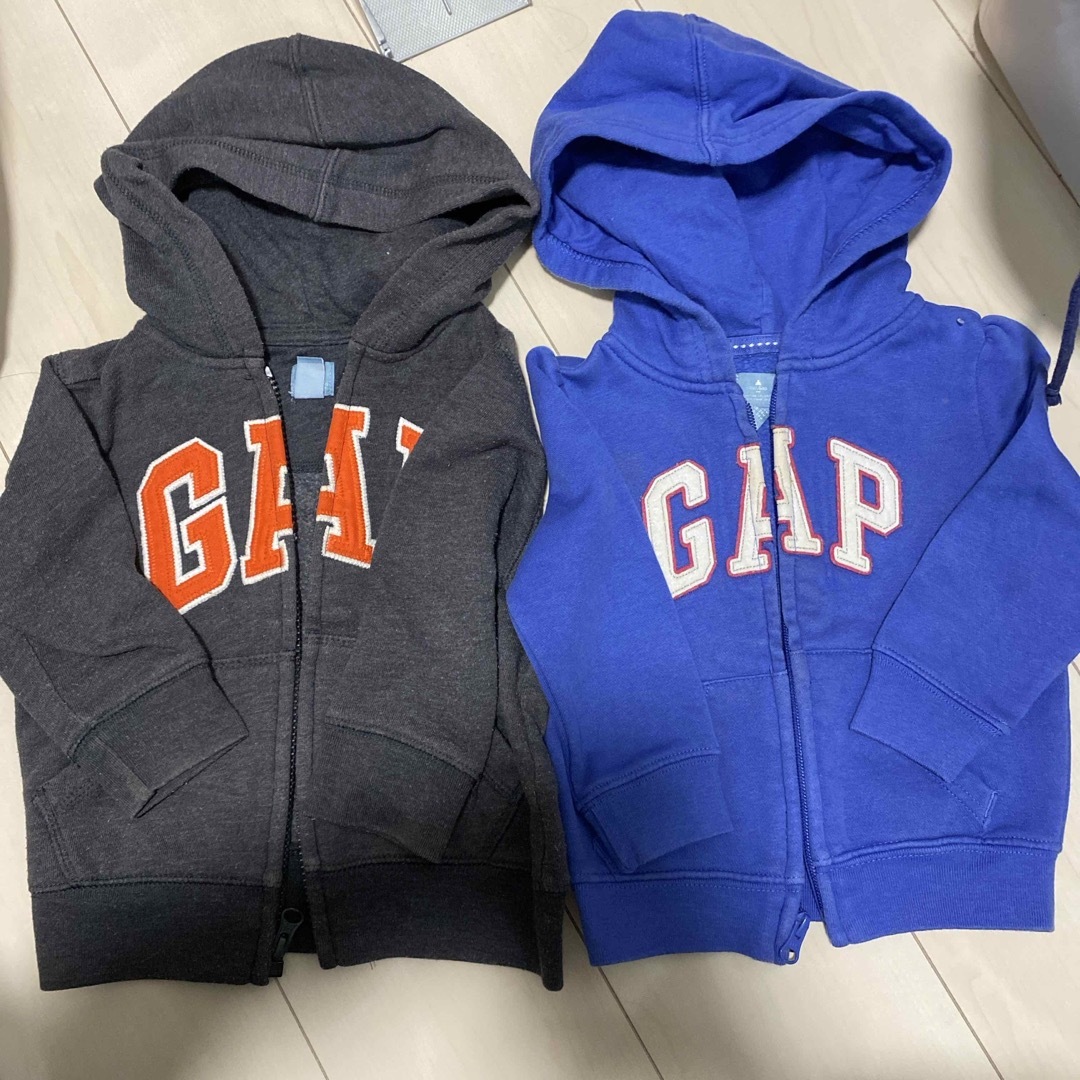 babyGAP(ベビーギャップ)のベビーギャップ　90.95 パーカー　2枚 キッズ/ベビー/マタニティのキッズ服男の子用(90cm~)(ジャケット/上着)の商品写真