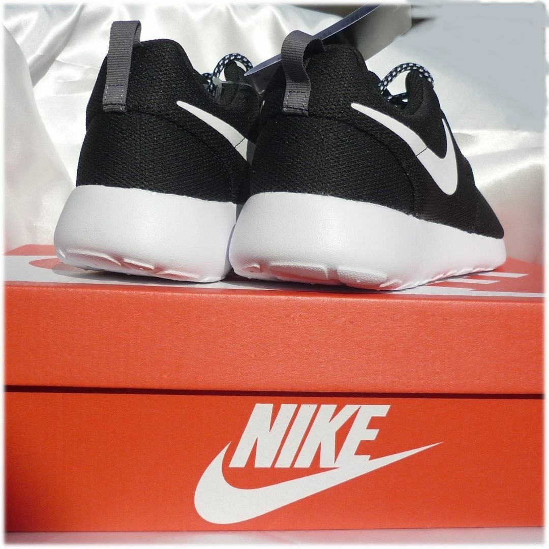 NIKE(ナイキ)のセール中25cmナイキローシ ワンシューズ黒白スニーカー素足でも レディースの靴/シューズ(スニーカー)の商品写真