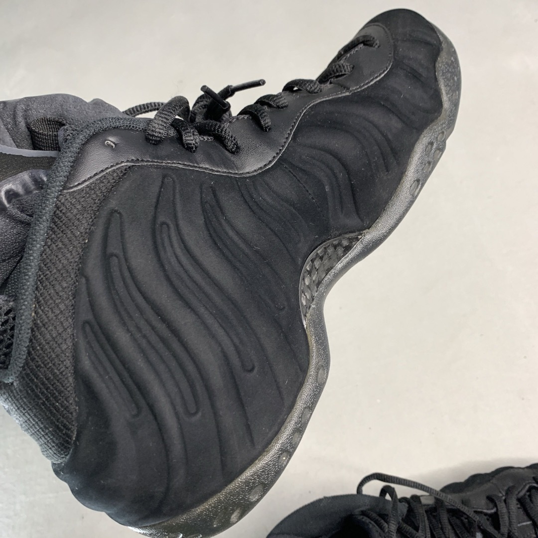 NIKE(ナイキ)のNIKE FOAMPOSIT フォームポジット TRIPLE BLACK 黒 メンズの靴/シューズ(スニーカー)の商品写真