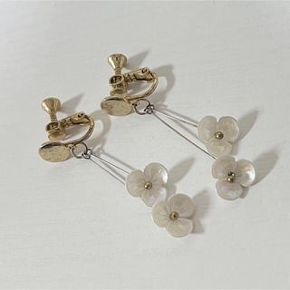 レディース　アクセサリー　フラワーイヤリング　アクセ　フラワー　小さめ　白　(イヤリング)