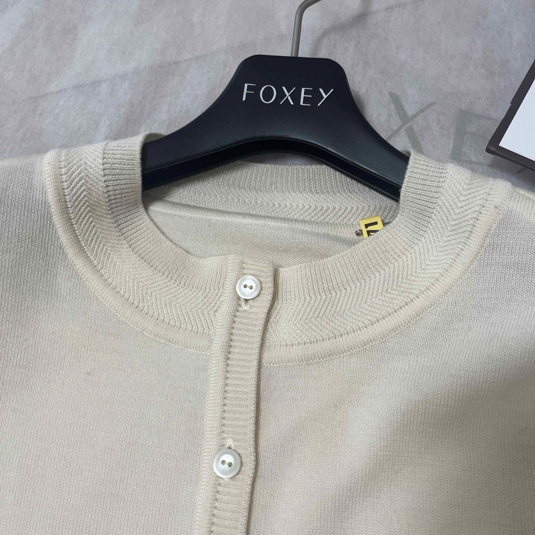 FOXEY(フォクシー)の最終価格　Foxey  アイボリー　カーディガン レディースのトップス(カーディガン)の商品写真