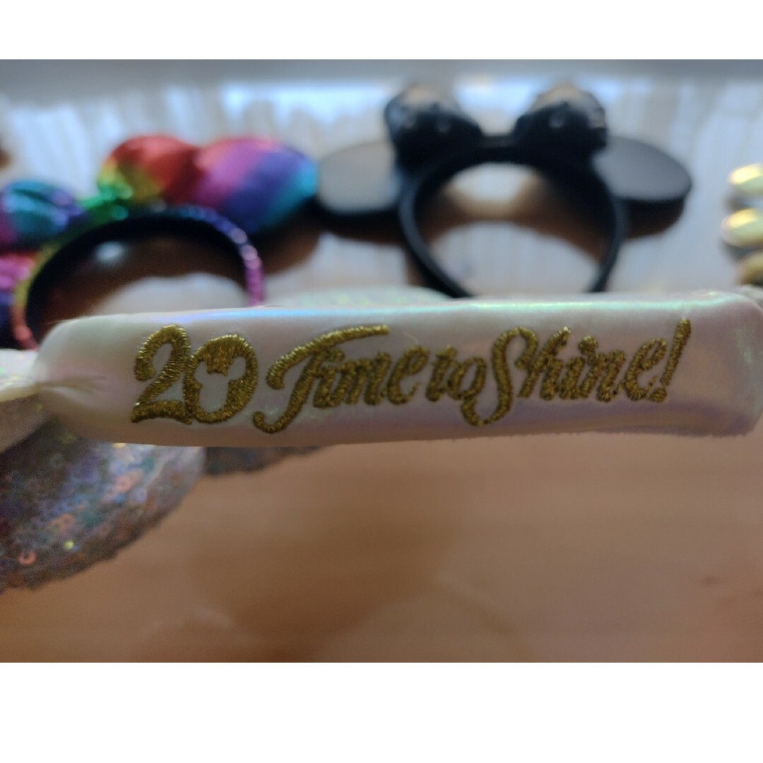 Disney(ディズニー)のディズニーシー☆20周年記念カチューシャ☆シルバーラメスパンコール エンタメ/ホビーのおもちゃ/ぬいぐるみ(キャラクターグッズ)の商品写真