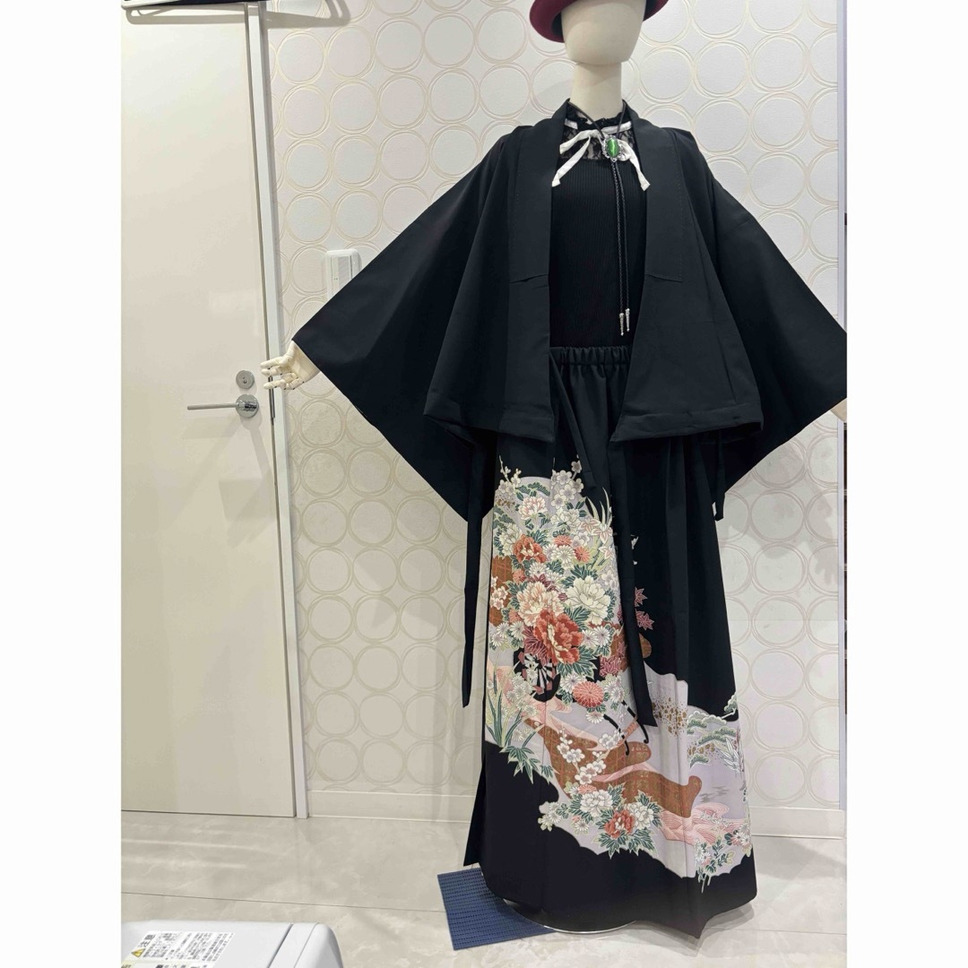 着物リメイク 黒留袖 紋付 豪華花柄 ショート丈羽織 ロングスカートの 着物リメイク 黒留袖 紋付 豪華花柄 ショート丈羽織 ロングスカートの