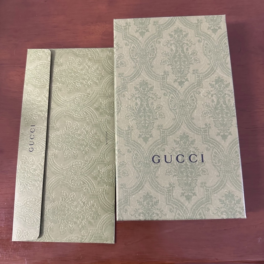 Gucci(グッチ)のGUCCI 空箱 封筒 リボン インテリア/住まい/日用品のオフィス用品(ラッピング/包装)の商品写真