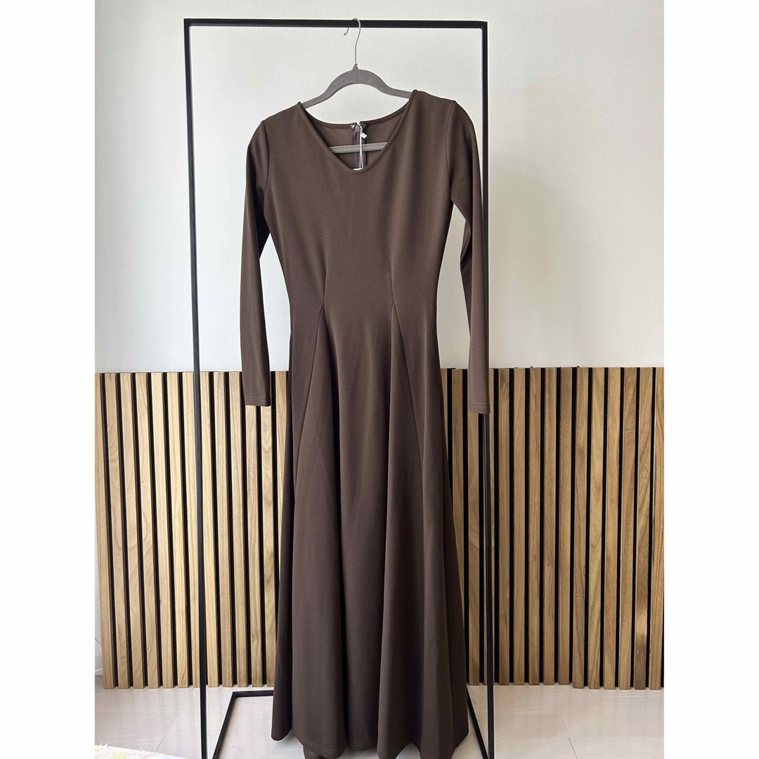 【2/25まで】v silhouette dress(ブラウン) レディースのワンピース(ロングワンピース/マキシワンピース)の商品写真