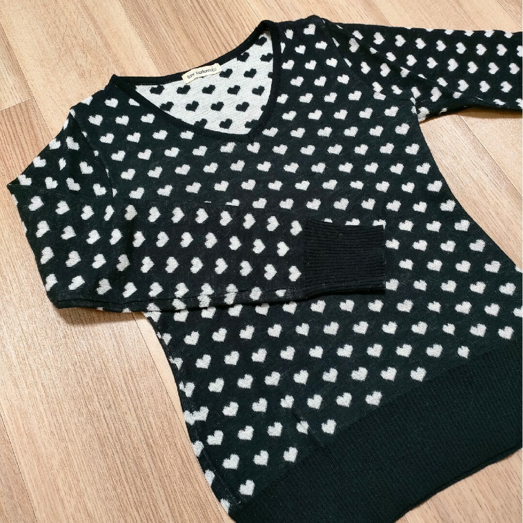 BEAMS(ビームス)のハート柄　セーター　白黒　Vネック レディースのトップス(ニット/セーター)の商品写真