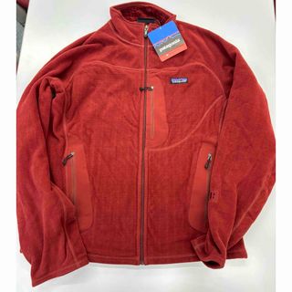 パタゴニア(patagonia)の新品未使用　パタゴニア　R3 ジャケット　2007年　Mサイズ　赤色(登山用品)