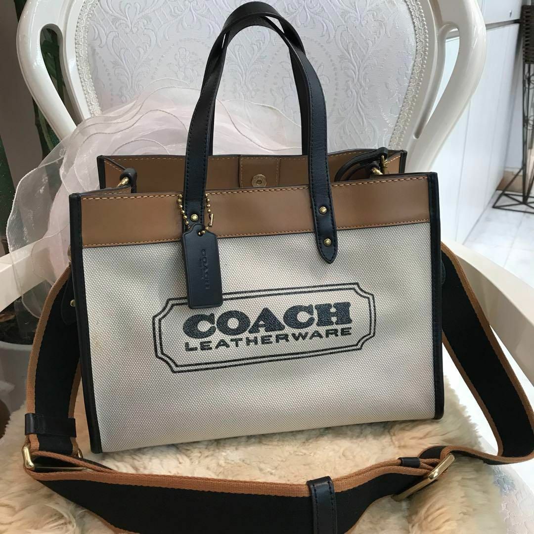 COACH(コーチ)の☆美品☆COACH　ロゴ　フィールドトート30　2wayバッグ　ショルダーバッグ レディースのバッグ(ショルダーバッグ)の商品写真