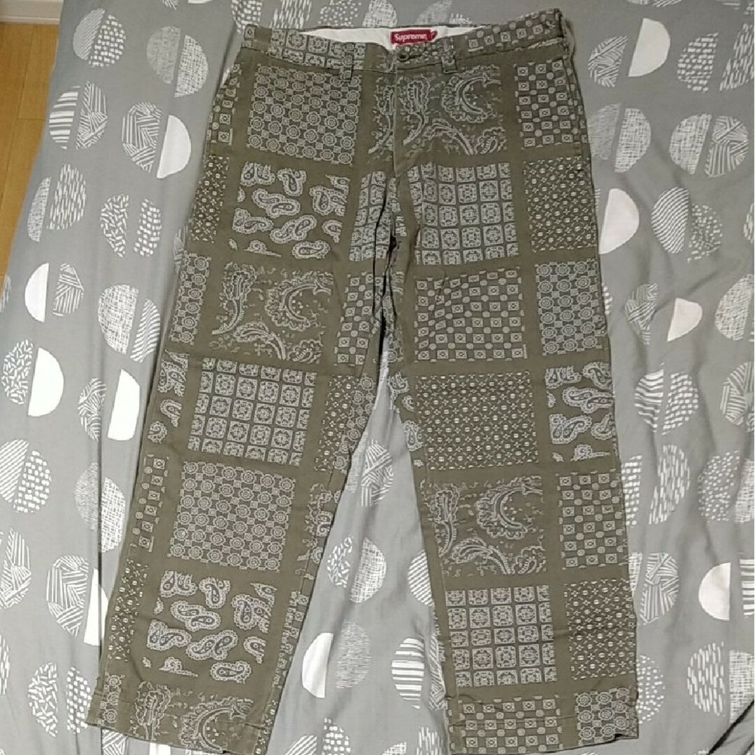 Supreme(シュプリーム)のSupreme Paisley Grid Chino Pant "Olive" メンズのパンツ(チノパン)の商品写真