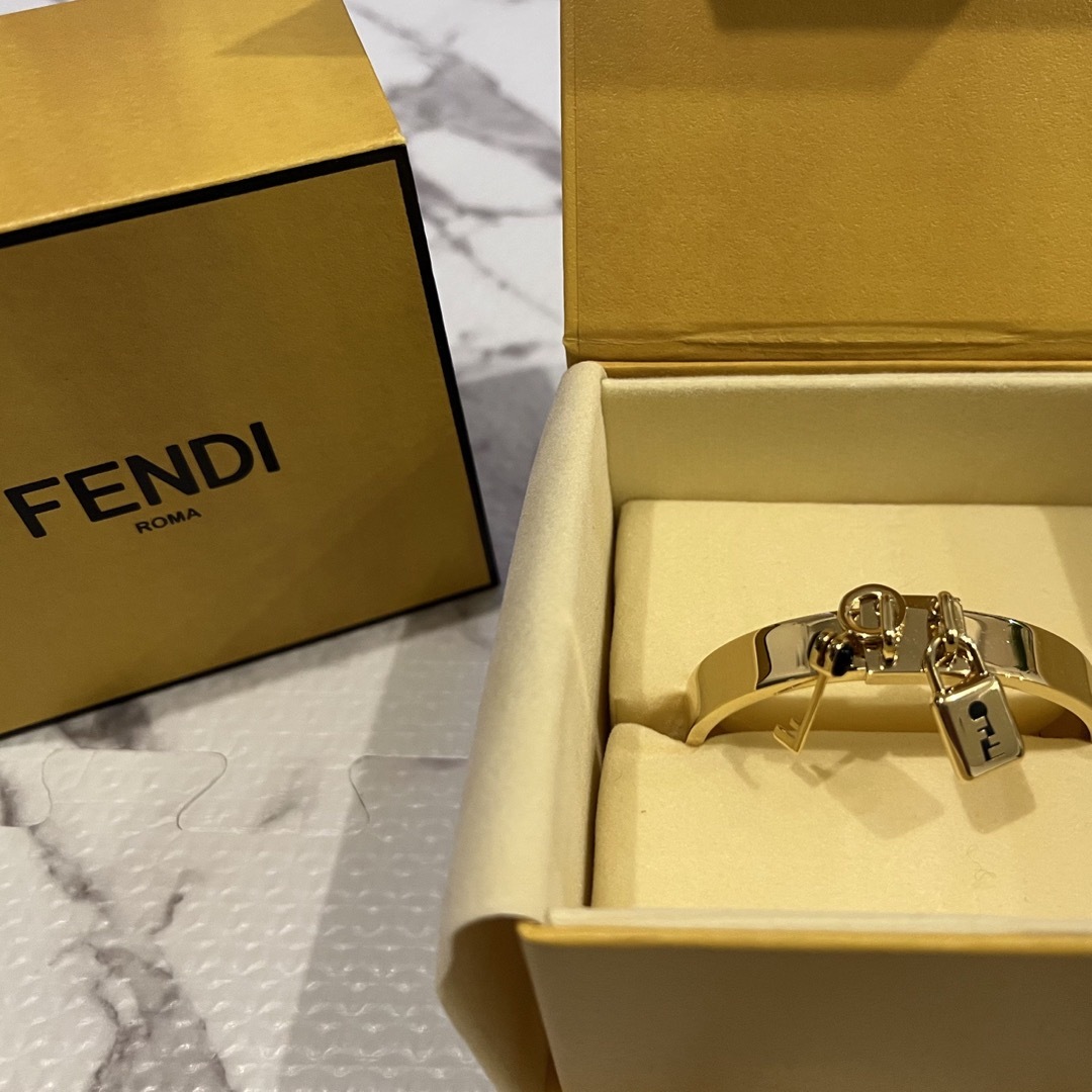 FENDI - 今月削除 新品未使用 FENDI バングル ブレスレットの FENDI - 今月削除 新品未使用 FENDI バングル ブレスレットの