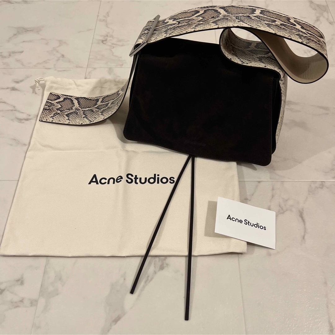 acne studious パイソン　レザー　ショルダーバッグ67です