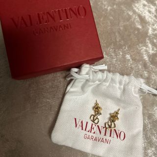 ヴァレンティノ(VALENTINO)のヴァレンティノ　Vロゴ スワロフスキー ピアス　(ピアス)