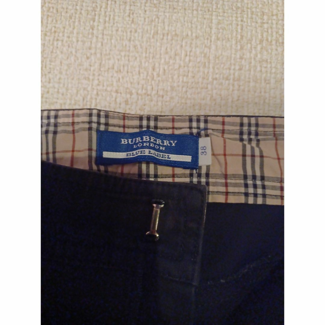 BURBERRY BLUE LABEL(バーバリーブルーレーベル)の７分丈で軽やか♪Burberry(バーバリー)38　黒デニム　定番で安心の形♪ レディースのパンツ(デニム/ジーンズ)の商品写真