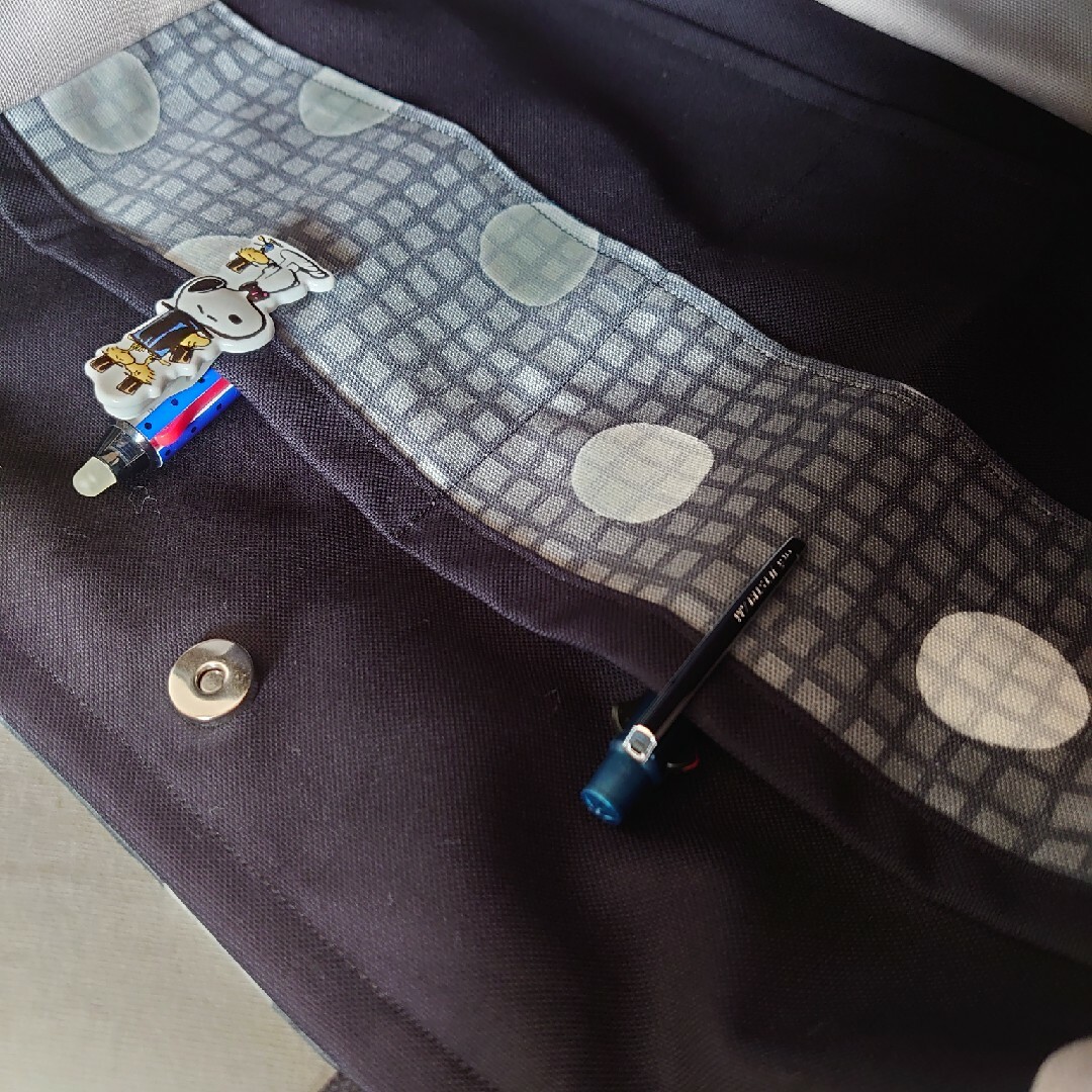 ダークグレードット　サイドポケット　肩掛けトートバッグ　ハンドメイド ハンドメイドのファッション小物(バッグ)の商品写真