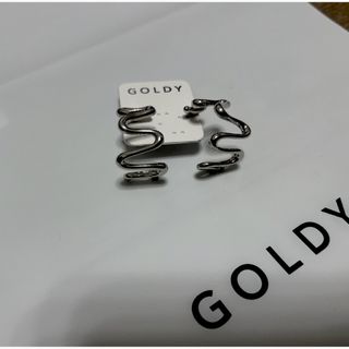 ゴールディ(GOLDY)の【新品未使用】GOLDYピアス　ウェイビーワインディングピアス(ピアス)