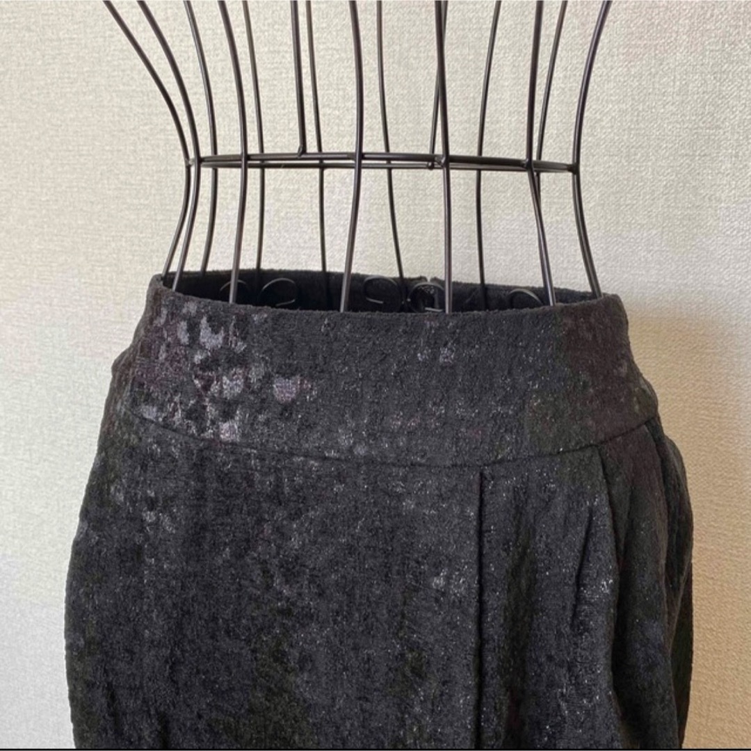 M-premier(エムプルミエ)のM-premier BLACK エムプルミエ ブラック　タック入りスカート レディースのスカート(ひざ丈スカート)の商品写真