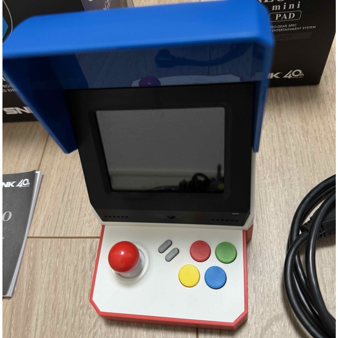 SNK(エスエヌケイ)のNEOGEO mini + NEOGEO mini PAD + HDMI セット エンタメ/ホビーのゲームソフト/ゲーム機本体(家庭用ゲーム機本体)の商品写真