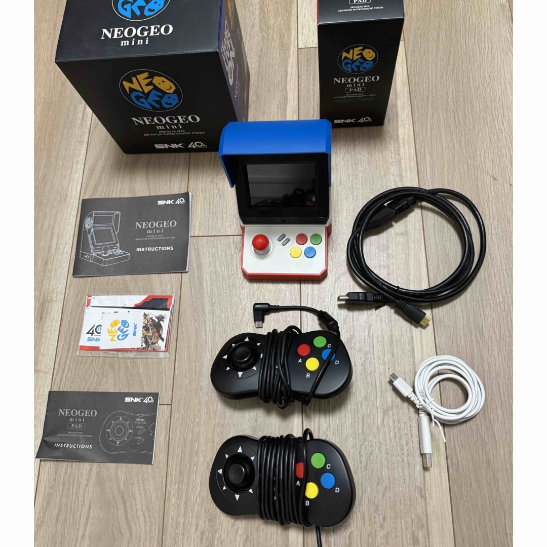 SNK(エスエヌケイ)のNEOGEO mini + NEOGEO mini PAD + HDMI セット エンタメ/ホビーのゲームソフト/ゲーム機本体(家庭用ゲーム機本体)の商品写真