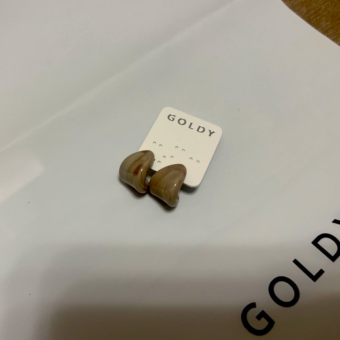 GOLDY(ゴールディ)の【新品未使用】GOLDYピアス　カーヴィー クラシックカラー ピアス レディースのアクセサリー(ピアス)の商品写真