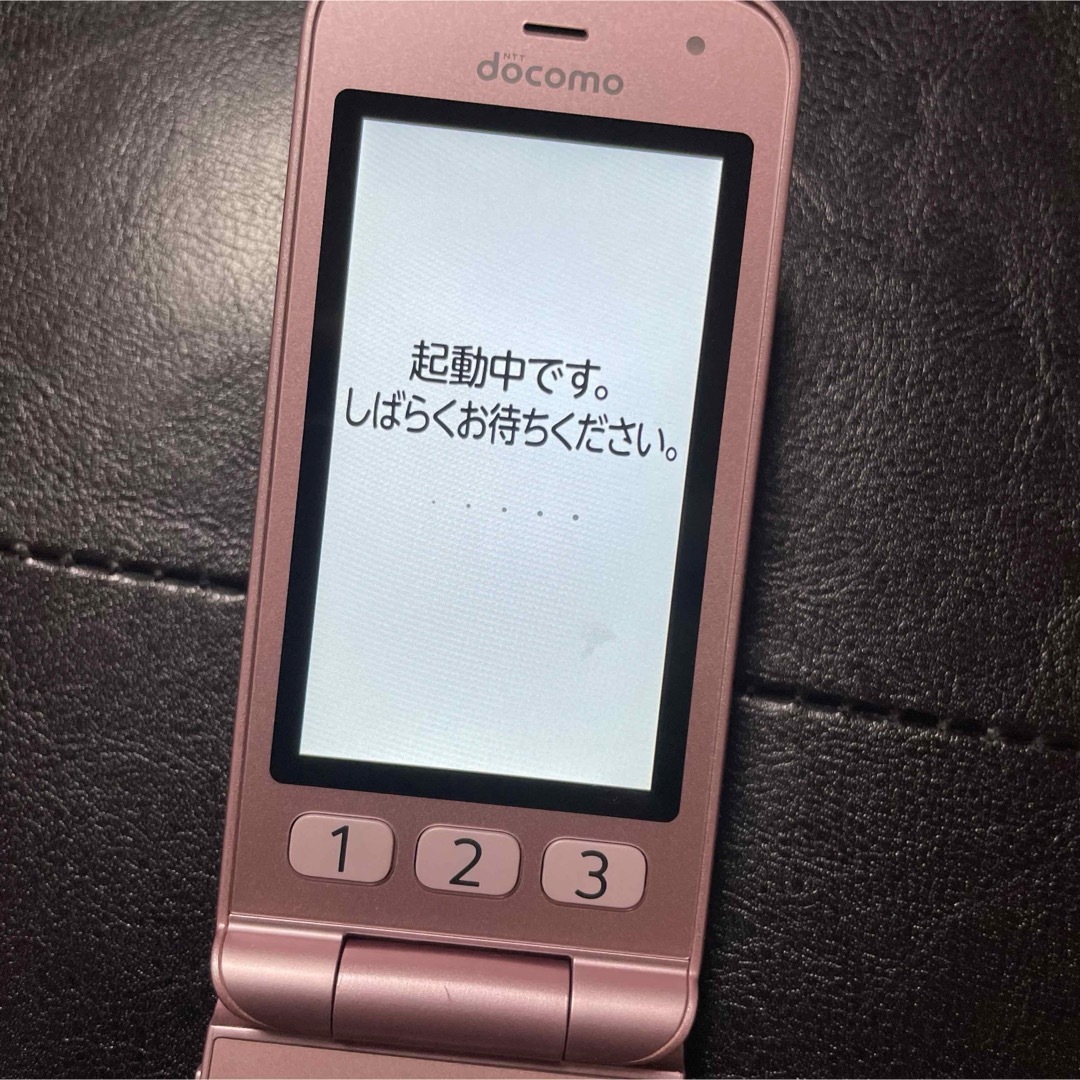 NTTdocomo(エヌティティドコモ)のドコモ F-01M ピンク 本体 らくらくホン スマホ/家電/カメラのスマートフォン/携帯電話(携帯電話本体)の商品写真