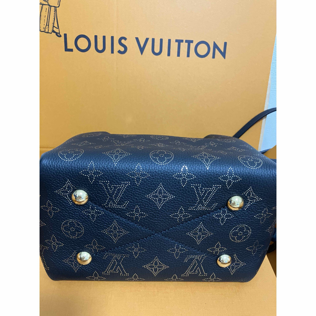 LOUIS VUITTON(ルイヴィトン)の【未使用】限定カラー/VUITTON ベラ ゴールド 23クリスマスコレクション レディースのバッグ(ショルダーバッグ)の商品写真
