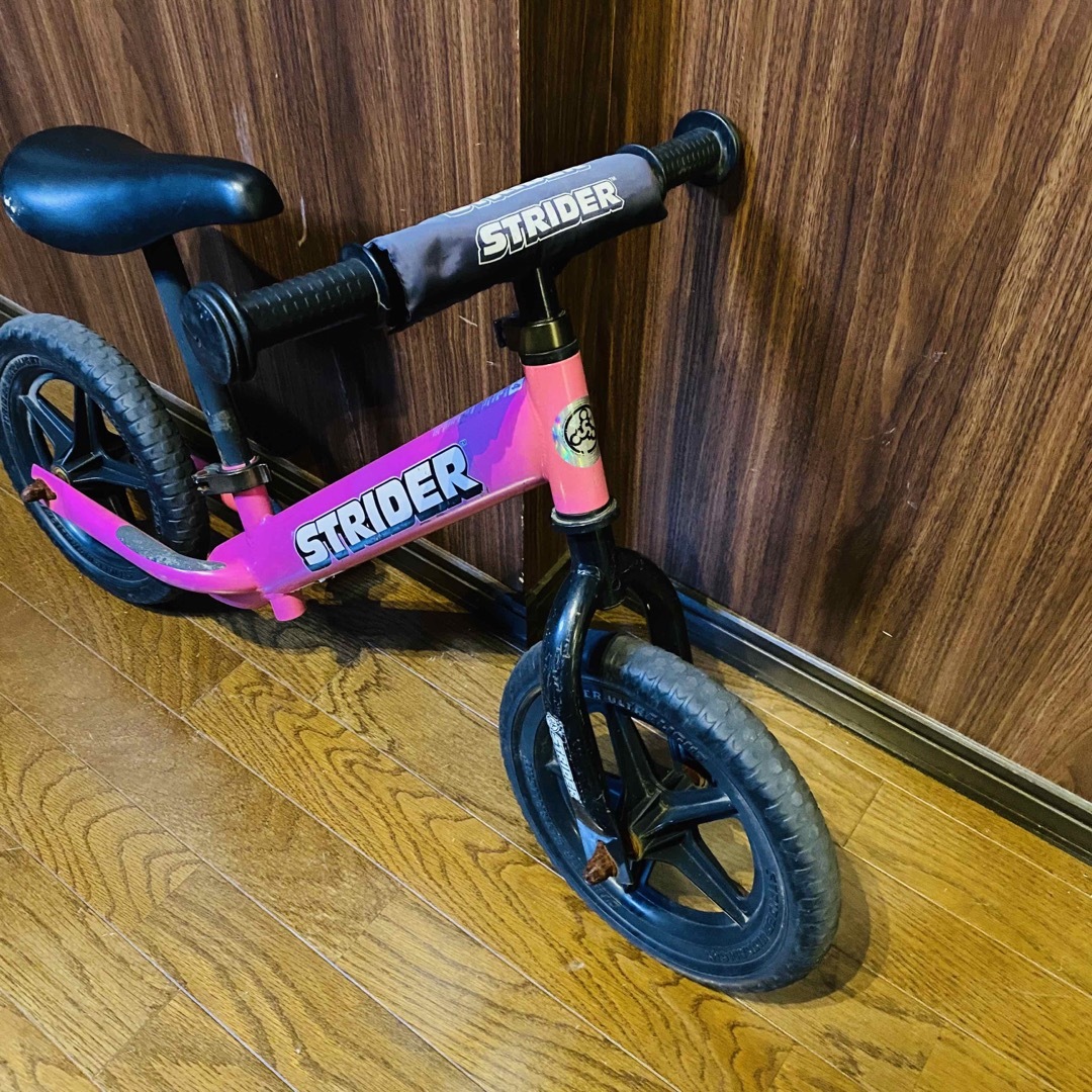 STRIDA(ストライダ)のストライダー STRIDER クラシックモデル 12型 ランニングバイク ピンク キッズ/ベビー/マタニティの外出/移動用品(自転車)の商品写真