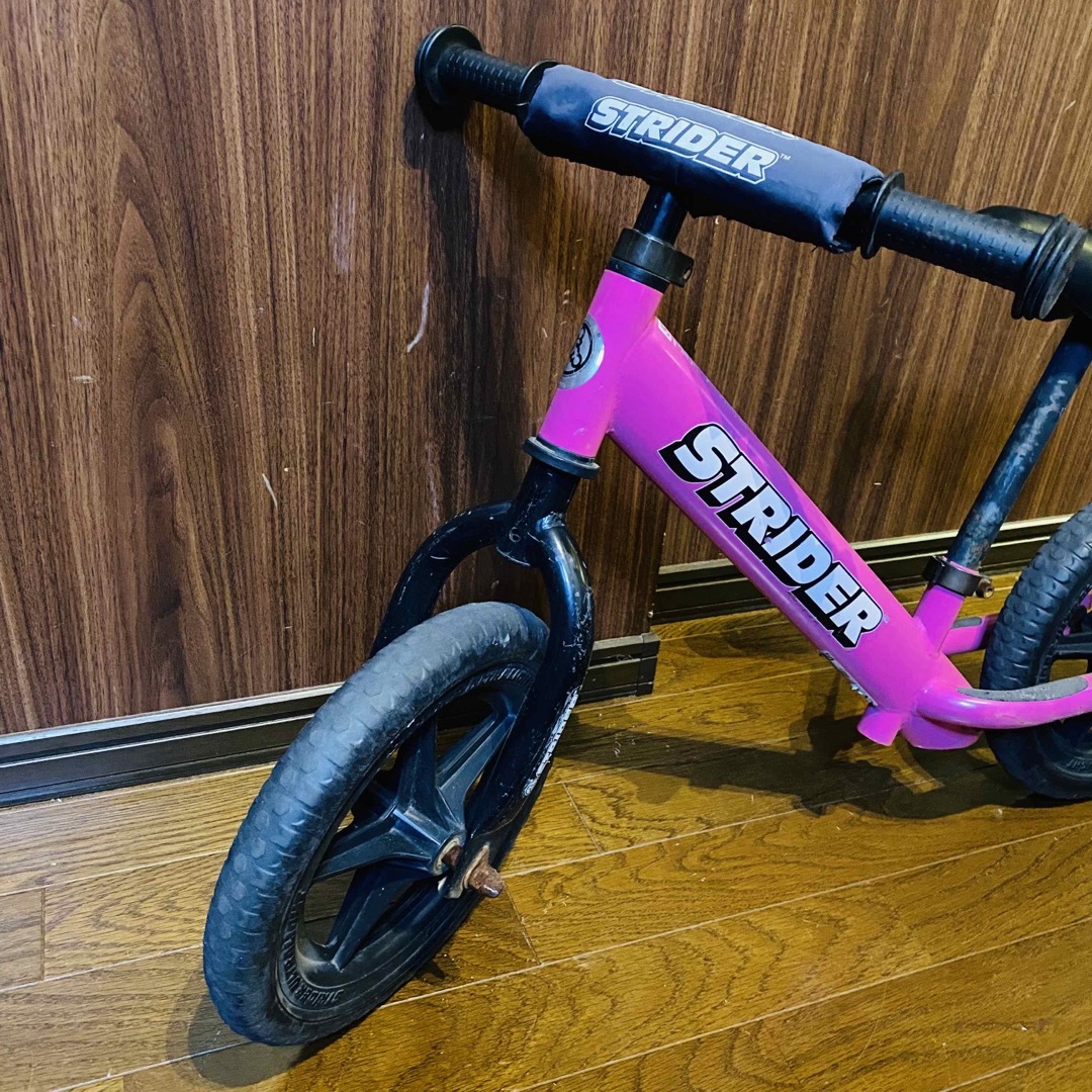 STRIDA(ストライダ)のストライダー STRIDER クラシックモデル 12型 ランニングバイク ピンク キッズ/ベビー/マタニティの外出/移動用品(自転車)の商品写真