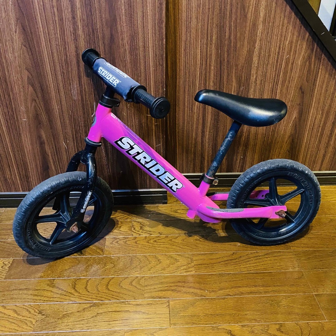 STRIDA(ストライダ)のストライダー STRIDER クラシックモデル 12型 ランニングバイク ピンク キッズ/ベビー/マタニティの外出/移動用品(自転車)の商品写真