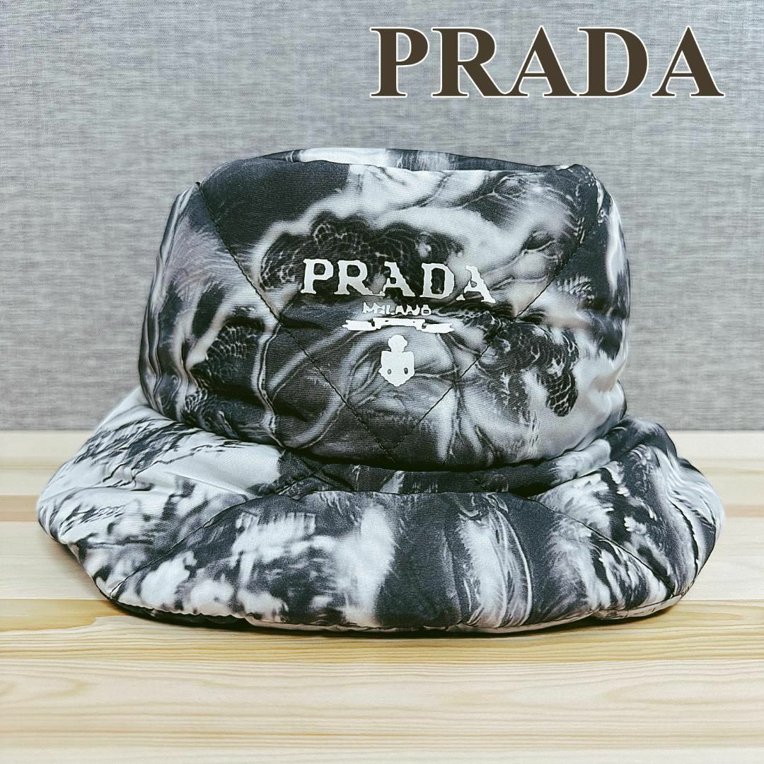 PRADA(プラダ)のプラダ PRADA バケットハット 帽子 2HC252 RE-NYLON グレー メンズの帽子(ハット)の商品写真