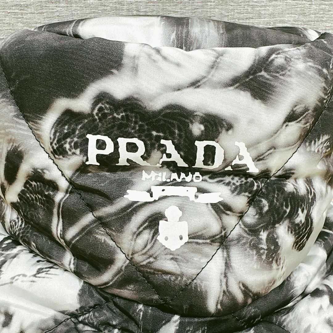 PRADA(プラダ)のプラダ PRADA バケットハット 帽子 2HC252 RE-NYLON グレー メンズの帽子(ハット)の商品写真