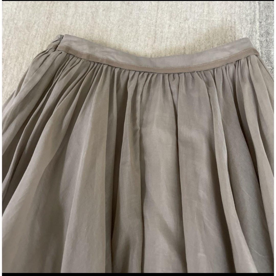 FOXEY(フォクシー)のフォクシー　シアーサーキュラー　上品なベージュ レディースのスカート(ひざ丈スカート)の商品写真