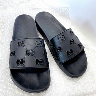 グッチ(Gucci)の美品　グッチ　GUCCI メンズ　レディース　サンダル　GG ブラック　ロゴ(サンダル)