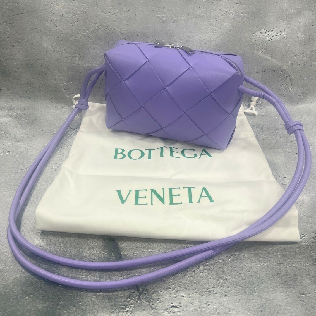 Bottega Veneta(ボッテガヴェネタ)のボッテガヴェネタ スモールカセット カメラバッグ マキシイントレ パープル レディースのバッグ(ショルダーバッグ)の商品写真