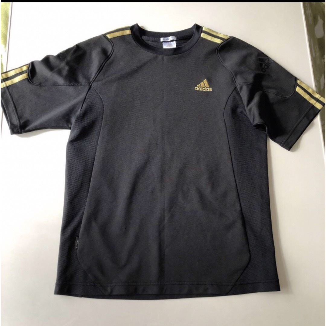 adidas(アディダス)のadidas　アディダス　３本線　半袖Ｔシャツ　Ｍ　黒　ブラック　金　ゴールド スポーツ/アウトドアのサッカー/フットサル(ウェア)の商品写真