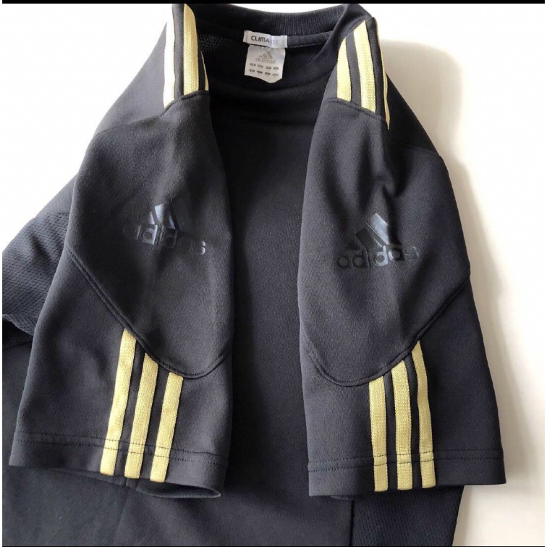 adidas(アディダス)のadidas　アディダス　３本線　半袖Ｔシャツ　Ｍ　黒　ブラック　金　ゴールド スポーツ/アウトドアのサッカー/フットサル(ウェア)の商品写真