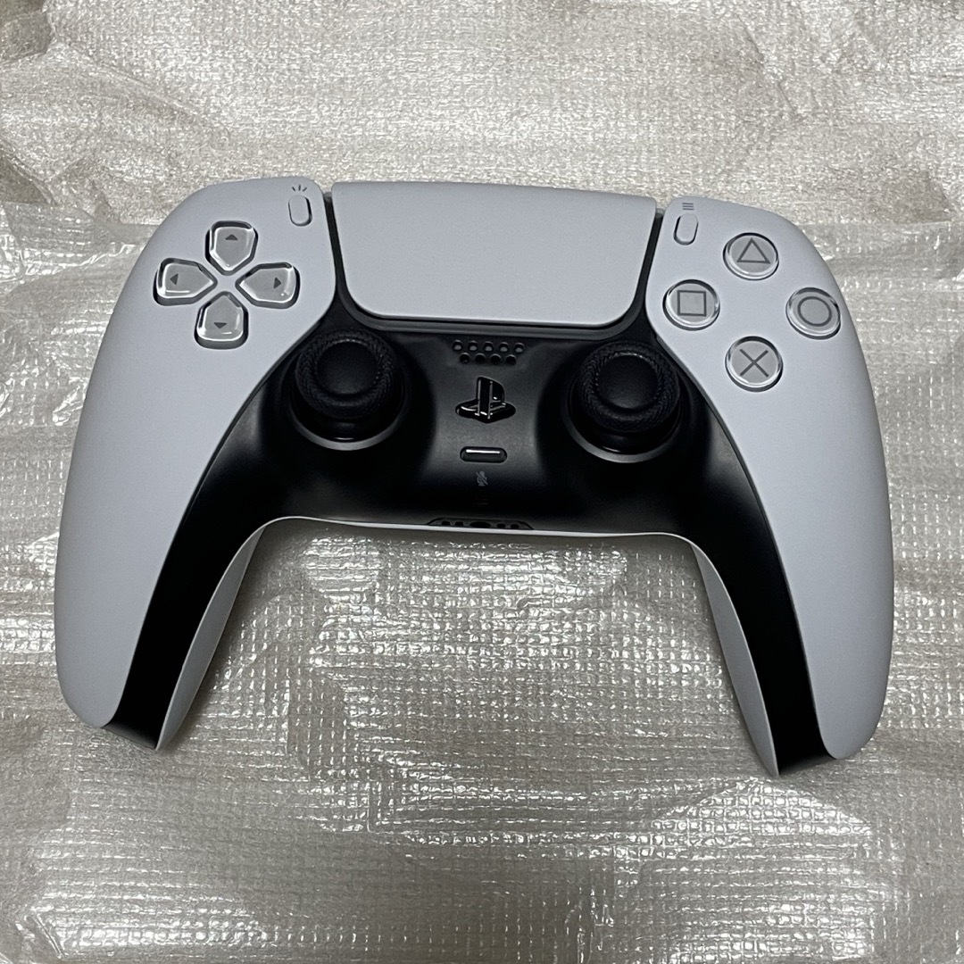 PlayStation(プレイステーション)の新品 DualSense デュアルセンス CFI-ZCT1J ホワイト PS5 エンタメ/ホビーのゲームソフト/ゲーム機本体(その他)の商品写真