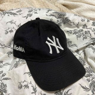 モマ(MOMA)のmoma new era NY yankees cap black(キャップ)