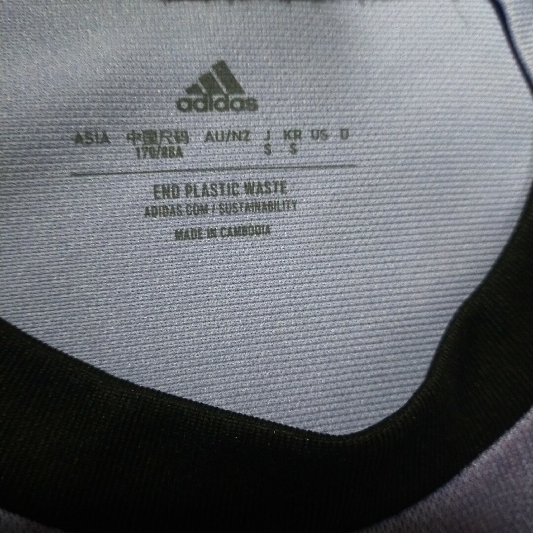 adidas(アディダス)のほぼ未使用  adidas製 レアル・マドリード  ヴィニシウス ユニホーム スポーツ/アウトドアのサッカー/フットサル(ウェア)の商品写真