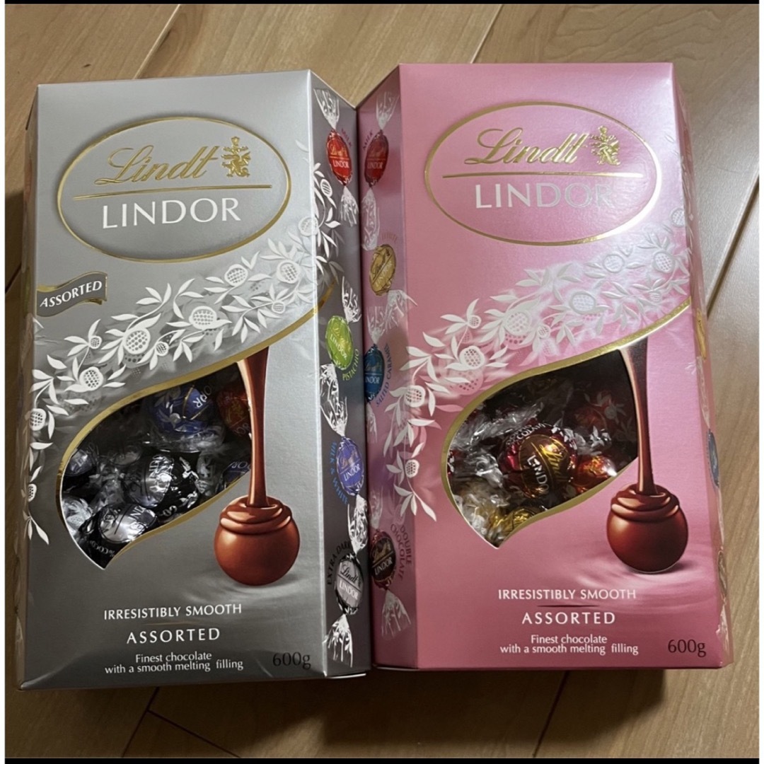 Lindt(リンツ)のリンドール  チョコレート⋆⸜   ７０コ　⸝⋆  シルバー&ピンクパッケージ 食品/飲料/酒の食品(菓子/デザート)の商品写真