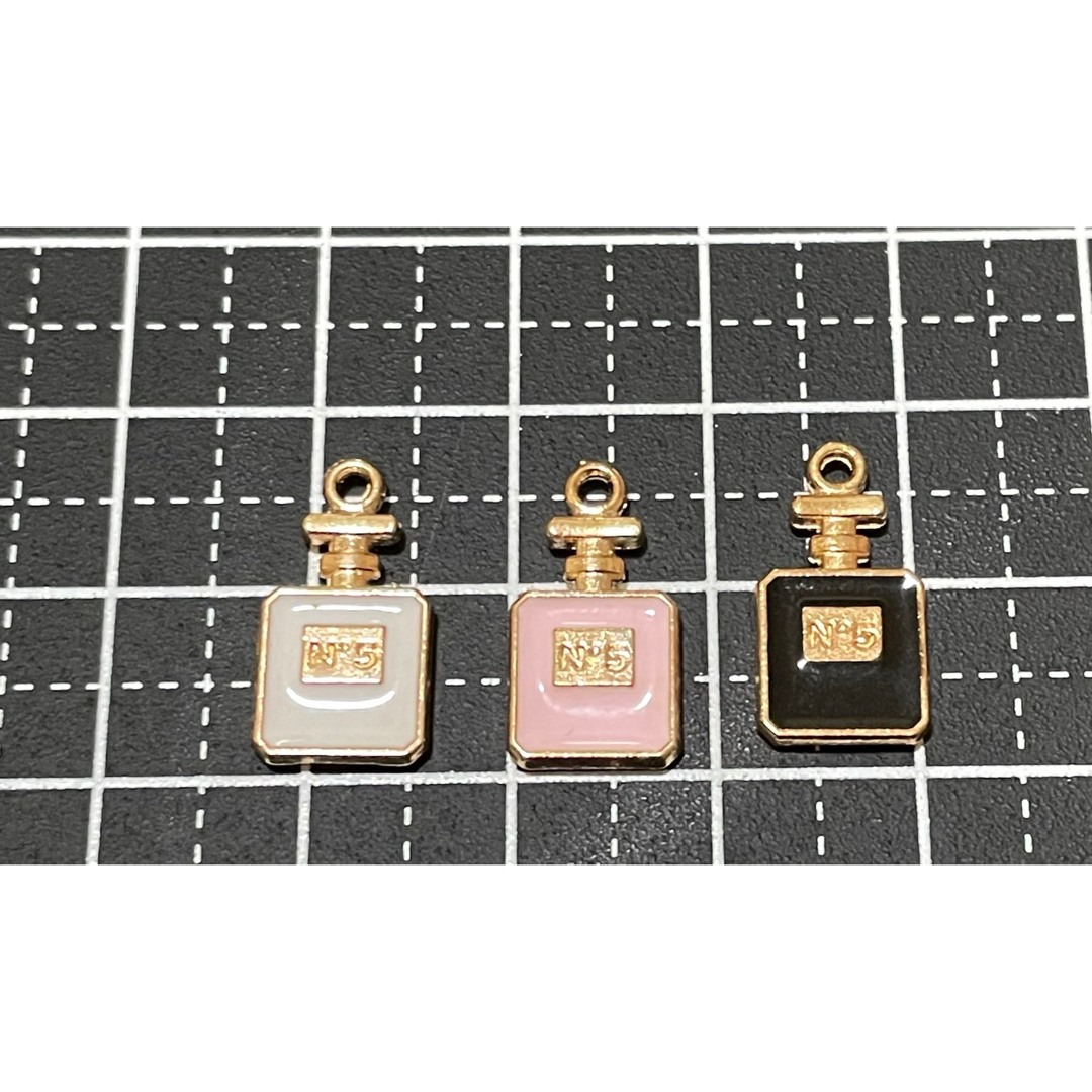 ピンク香水瓶ミニN5チャーム Perfumeチャーム 香水瓶N5チャーム ハンドメイドの素材/材料(各種パーツ)の商品写真