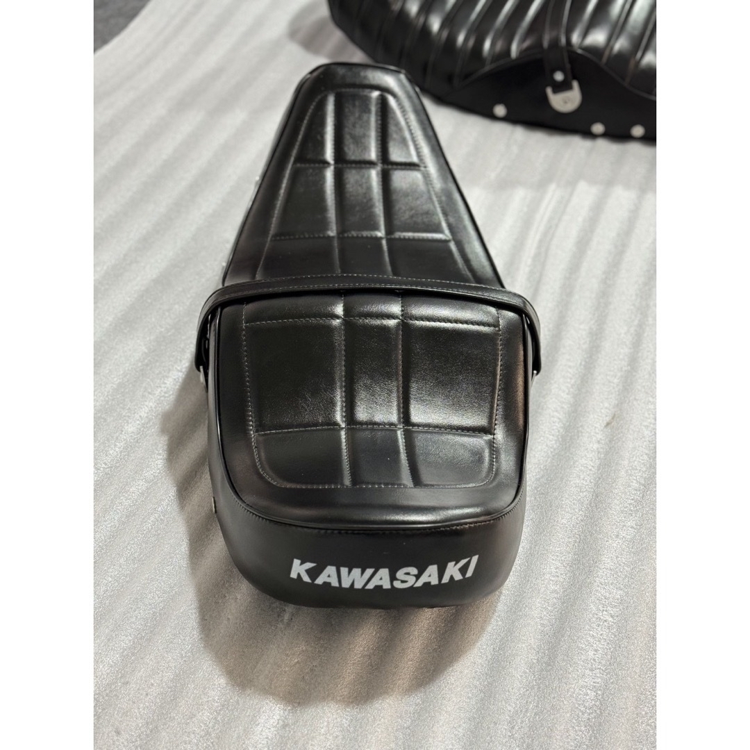 カワサキ　z900rs　シート　　タックロールシート　TYPE 1　新品 自動車/バイクのバイク(パーツ)の商品写真